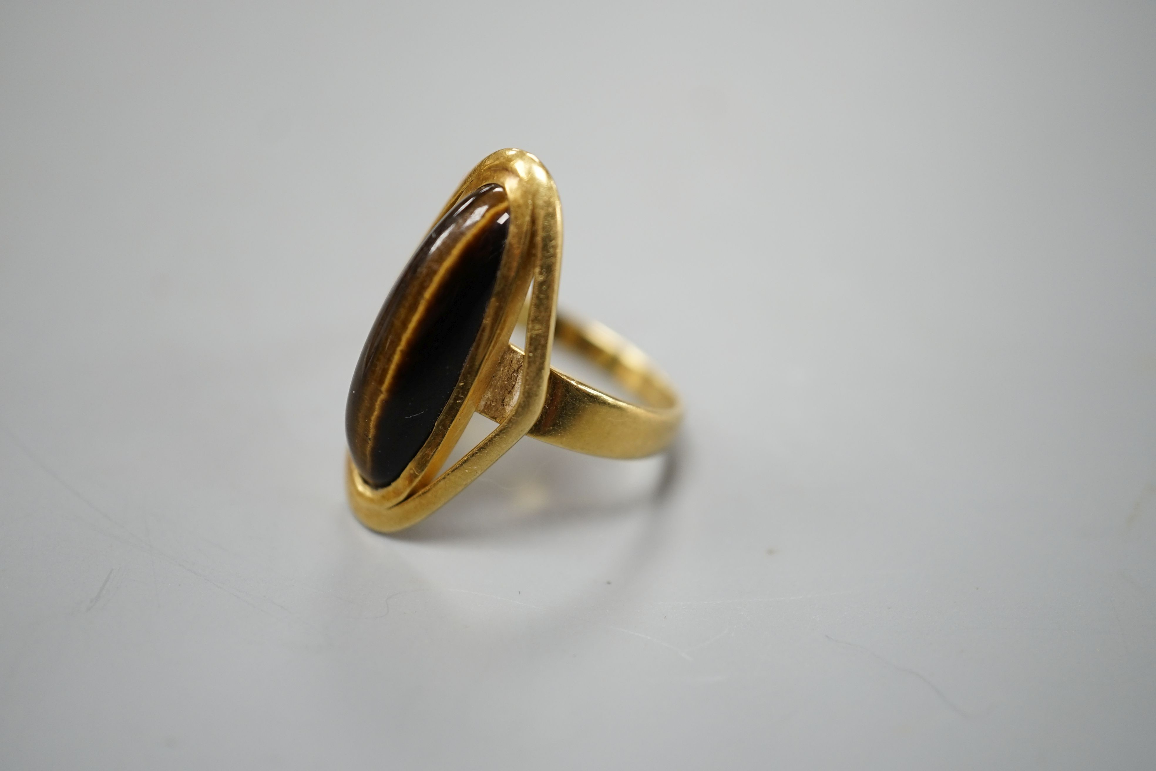 An 18ct gold and tiger's eye dress ring, size P, gross 6.2 grams